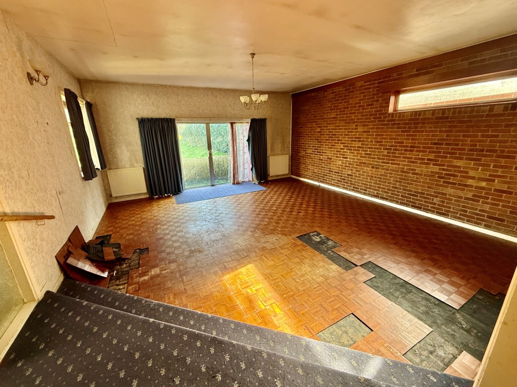 Lot: 89 - DEVELOPMENT OPPORTUNITY - PERMISSION FOR TWO DETACHED CHALET BUNGALOWS AND EXTENSION OF EXISTING DWELLING INTO CHALET BUNGALOW - Living room